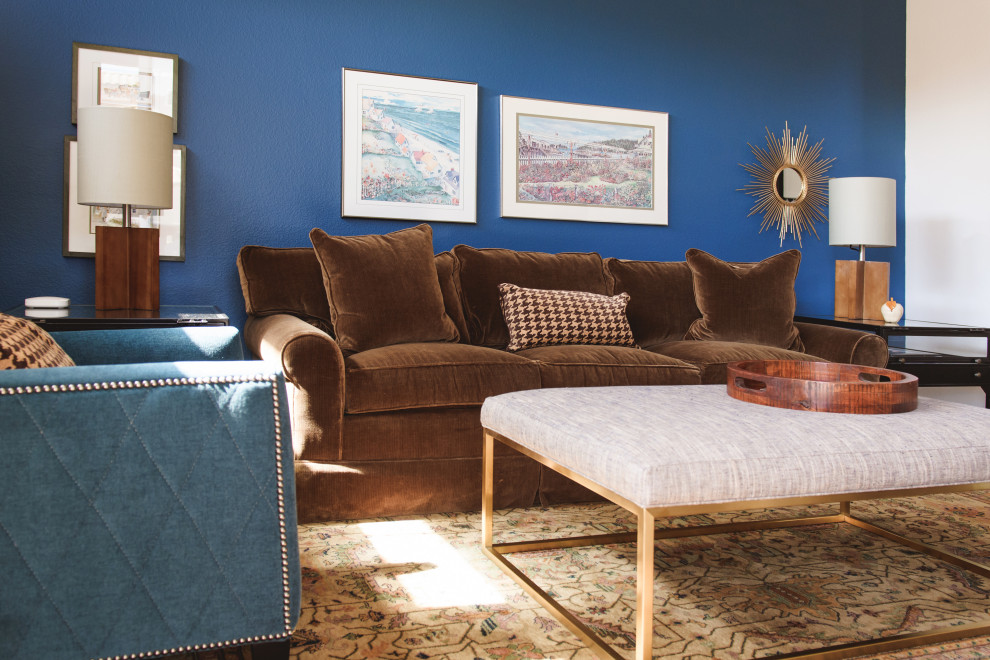 Diseño de salón cerrado pequeño con paredes azules, suelo laminado, todas las chimeneas, piedra de revestimiento, televisor colgado en la pared y suelo marrón