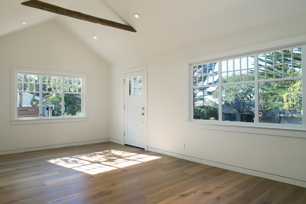 Offenes Modernes Wohnzimmer mit weißer Wandfarbe, braunem Holzboden, Kamin und Kaminumrandung aus Stein in San Francisco