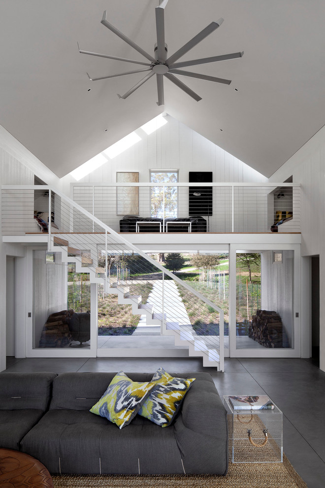 Offenes Landhausstil Wohnzimmer mit weißer Wandfarbe und Betonboden in San Francisco