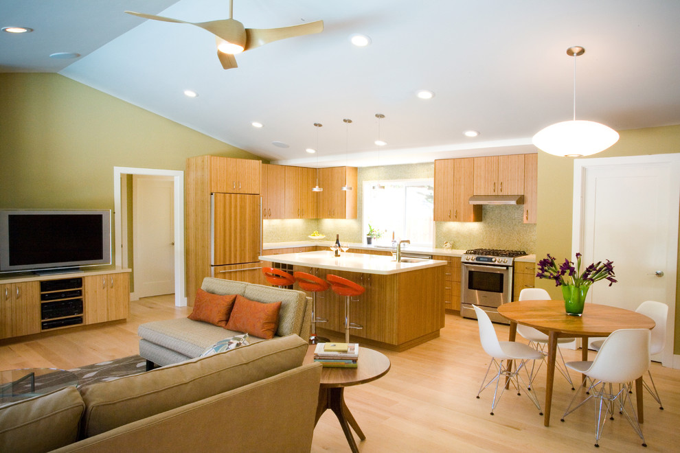 Свежая идея для дизайна: открытая гостиная комната в стиле ретро с желтыми стенами - отличное фото интерьера