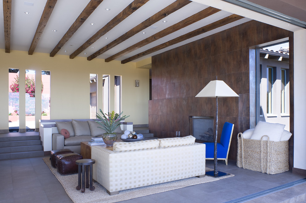 Стильный дизайн: парадная гостиная комната в современном стиле с горизонтальным камином и фасадом камина из плитки без телевизора - последний тренд