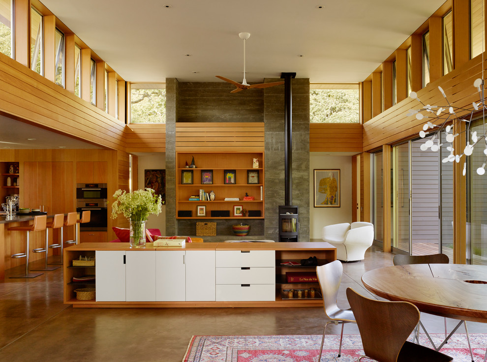 Modernes Wohnzimmer mit Betonboden und grauem Boden in San Francisco