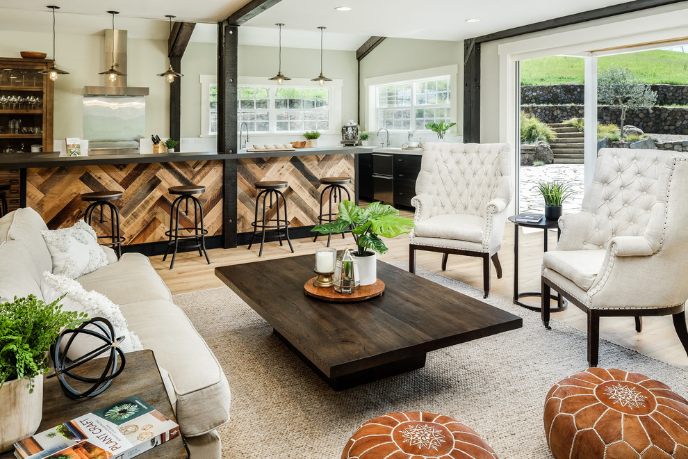 Offenes Landhaus Wohnzimmer mit grauer Wandfarbe, hellem Holzboden und beigem Boden in San Francisco
