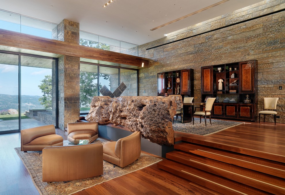 Repräsentatives, Offenes Modernes Wohnzimmer mit braunem Holzboden und Steinwänden in San Francisco