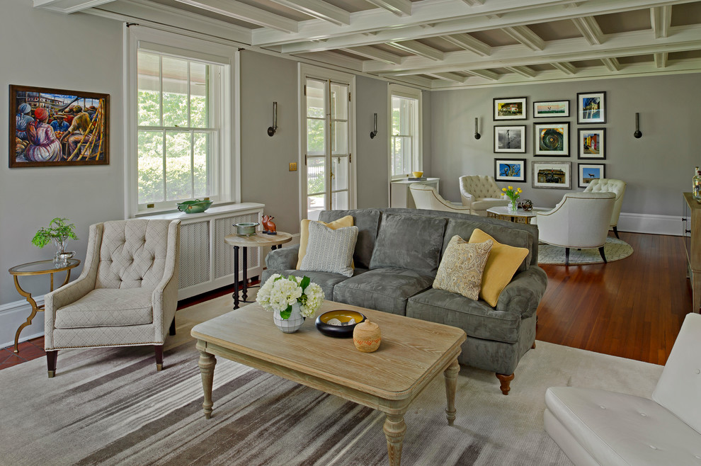 Foto di un soggiorno tradizionale aperto con pareti grigie, parquet scuro, pavimento marrone, camino classico e TV a parete