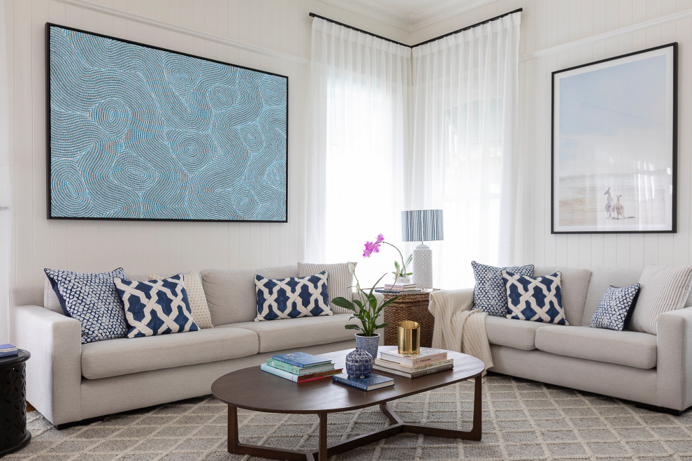 Foto di un grande soggiorno design aperto con pareti bianche, parquet chiaro e TV nascosta