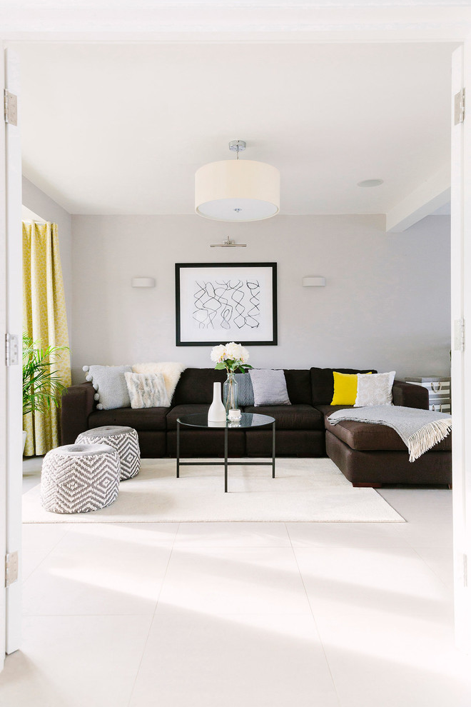 Ispirazione per un grande soggiorno moderno aperto con sala formale, pareti grigie, pavimento con piastrelle in ceramica e pavimento bianco