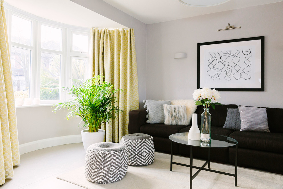 Immagine di un grande soggiorno moderno aperto con sala formale, pareti grigie, pavimento con piastrelle in ceramica e pavimento bianco