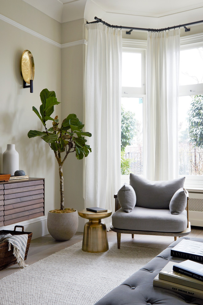 Großes, Repräsentatives, Abgetrenntes Modernes Wohnzimmer mit beiger Wandfarbe, braunem Holzboden, freistehendem TV und braunem Boden in London