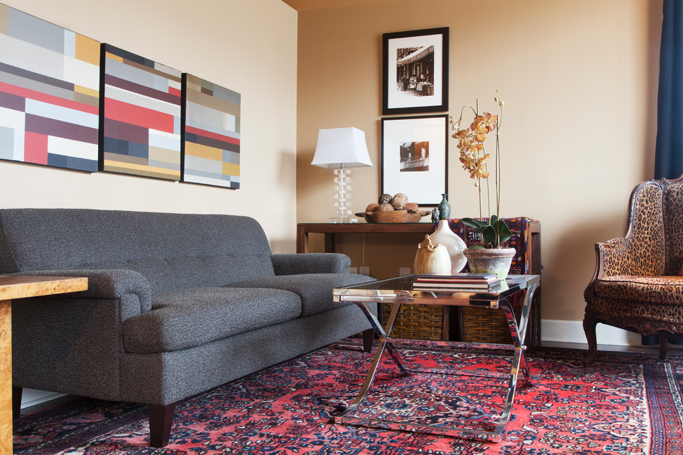Immagine di un soggiorno contemporaneo di medie dimensioni e aperto con pareti beige, moquette e sala formale