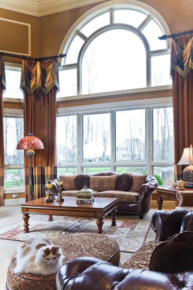 Idee per un grande soggiorno classico aperto con sala formale, pareti marroni, moquette e pavimento beige