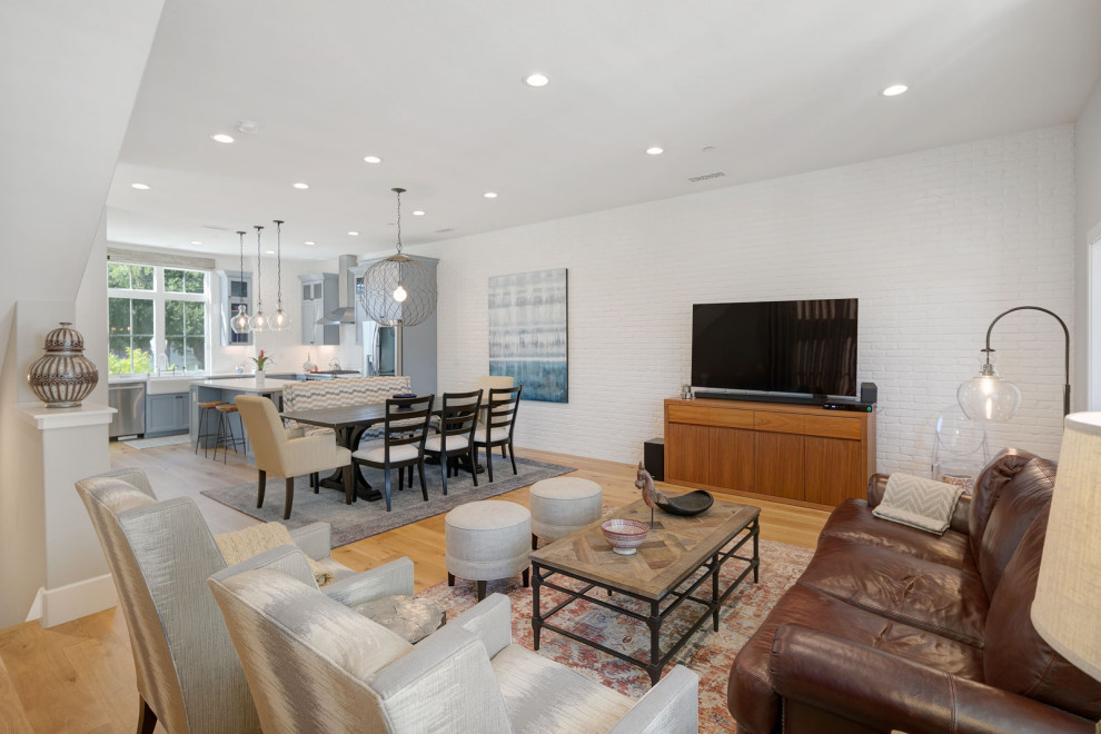 Mittelgroßes Klassisches Wohnzimmer ohne Kamin, im Loft-Stil mit grauer Wandfarbe, hellem Holzboden, freistehendem TV und Ziegelwänden in San Francisco