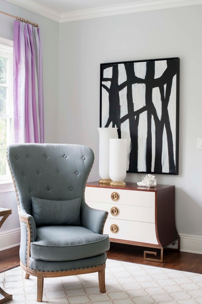 Exemple d'un salon chic de taille moyenne et fermé avec une salle de musique, un mur gris, un sol en bois brun, aucune cheminée, aucun téléviseur et un sol marron.