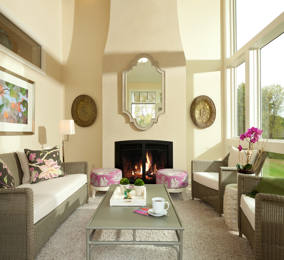 Foto di un soggiorno tradizionale con sala formale, pareti beige, camino classico e moquette