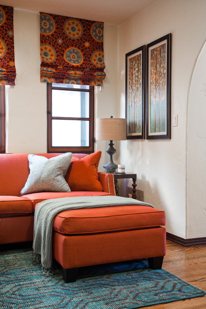 На фото: изолированная гостиная комната среднего размера в современном стиле с белыми стенами без камина, телевизора с