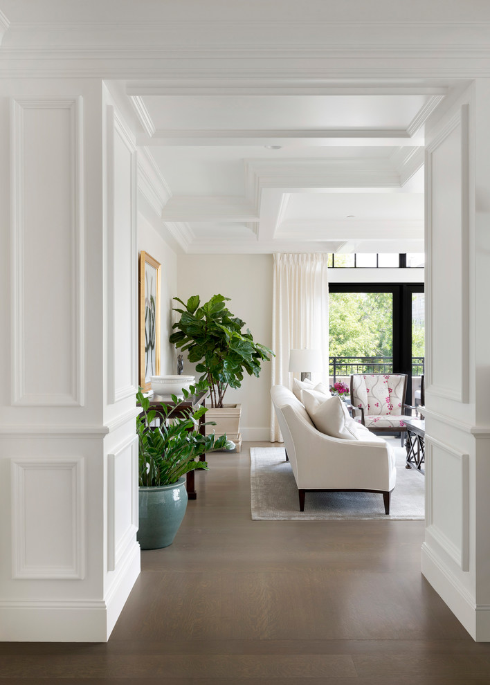 Свежая идея для дизайна: большая парадная гостиная комната в классическом стиле с белыми стенами, темным паркетным полом, коричневым полом, кессонным потолком и панелями на части стены - отличное фото интерьера