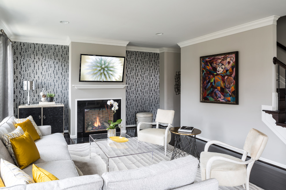 Идея дизайна: большая парадная, открытая гостиная комната в стиле неоклассика (современная классика) с коричневыми стенами, темным паркетным полом, стандартным камином, телевизором на стене и коричневым полом