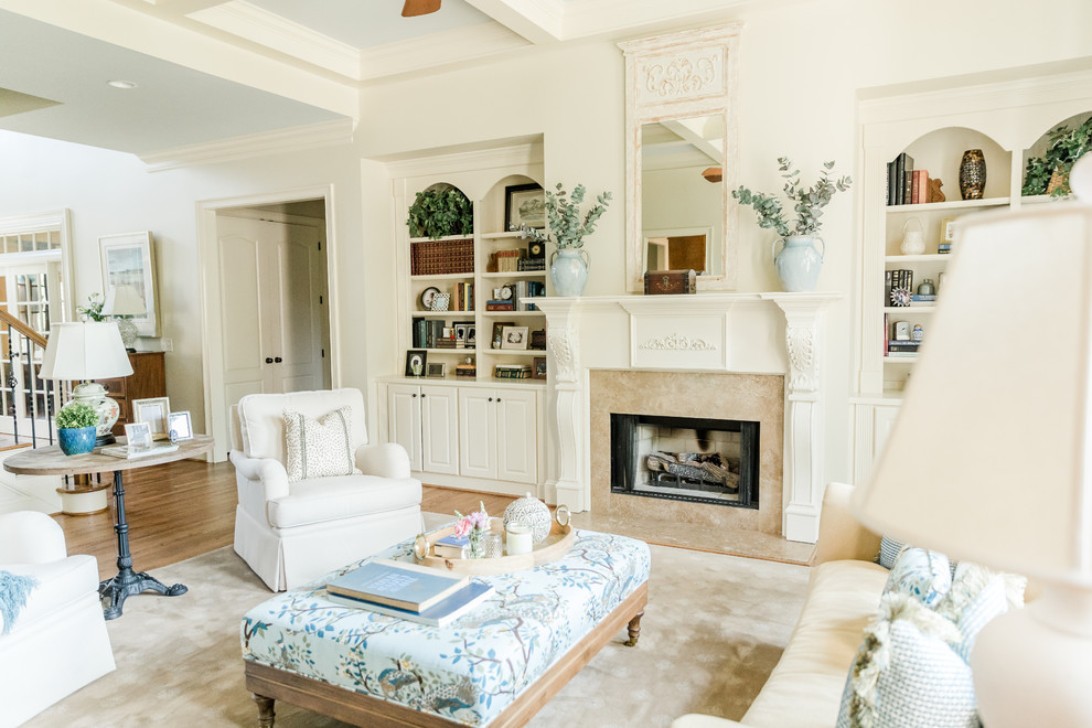 Источник вдохновения для домашнего уюта: гостиная комната среднего размера в классическом стиле