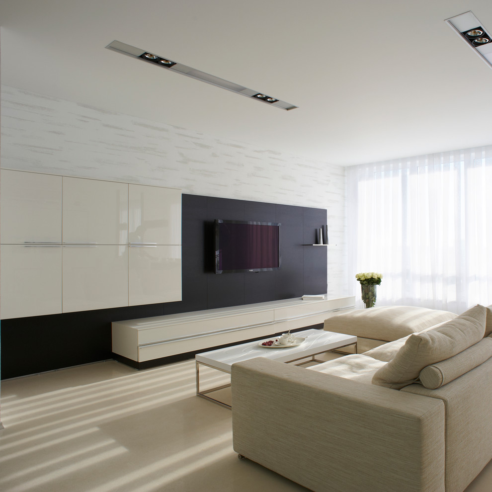 Foto på ett stort funkis allrum med öppen planlösning, med ett finrum, vita väggar, marmorgolv och en väggmonterad TV