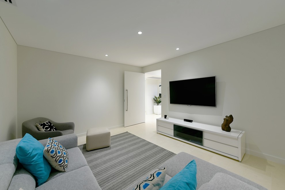 Inredning av ett modernt vardagsrum, med vita väggar och en väggmonterad TV
