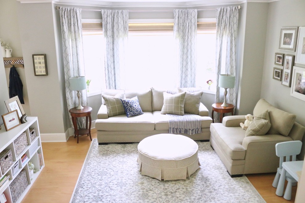 На фото: изолированная гостиная комната среднего размера в классическом стиле с с книжными шкафами и полками, серыми стенами, светлым паркетным полом и коричневым полом без камина, телевизора с