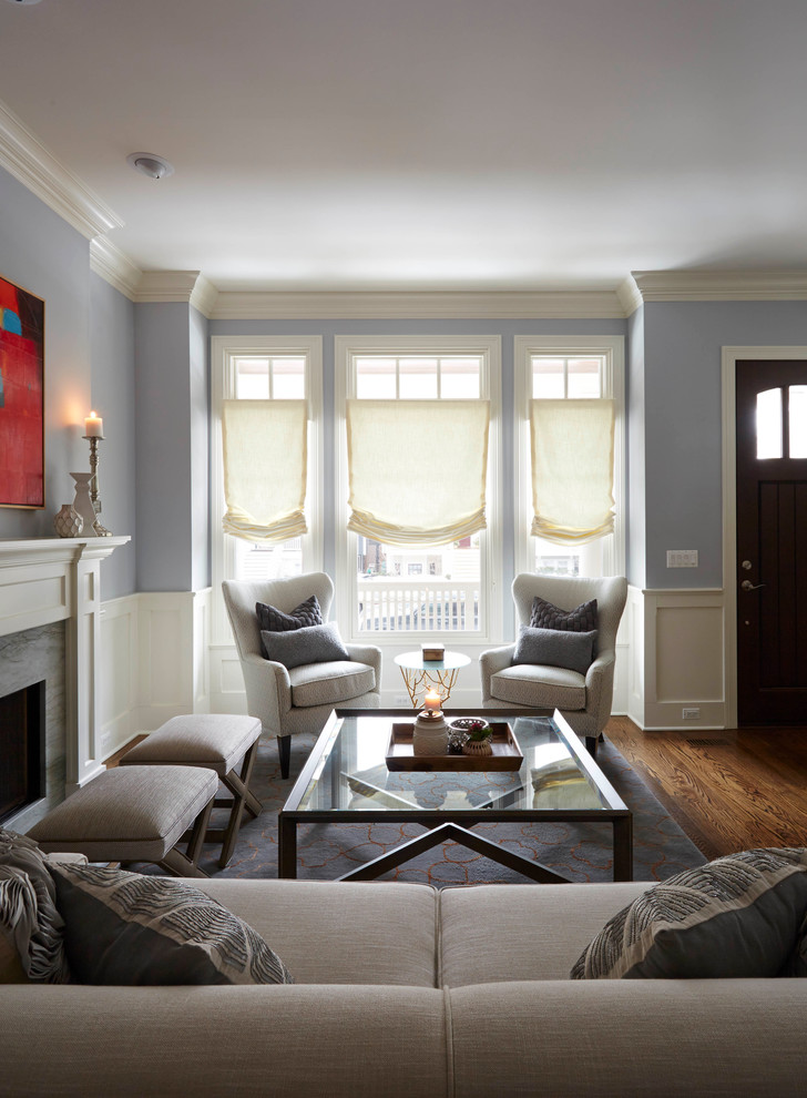 Mittelgroßes, Repräsentatives, Fernseherloses Klassisches Wohnzimmer mit blauer Wandfarbe, dunklem Holzboden, Kamin und Kaminumrandung aus Stein in Chicago