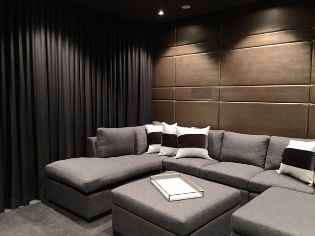 Стильный дизайн: открытый домашний кинотеатр среднего размера в стиле неоклассика (современная классика) с коричневыми стенами, ковровым покрытием и серым полом - последний тренд
