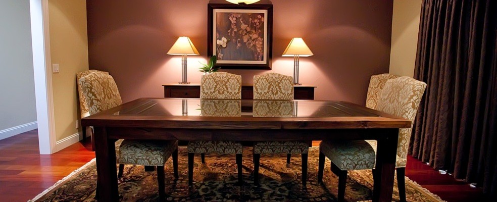 Modelo de salón para visitas abierto tradicional renovado de tamaño medio con paredes púrpuras y suelo de madera oscura