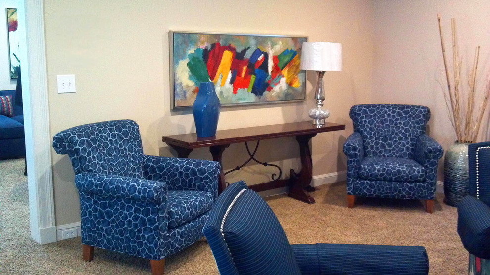 Idee per un soggiorno design con pareti beige e moquette