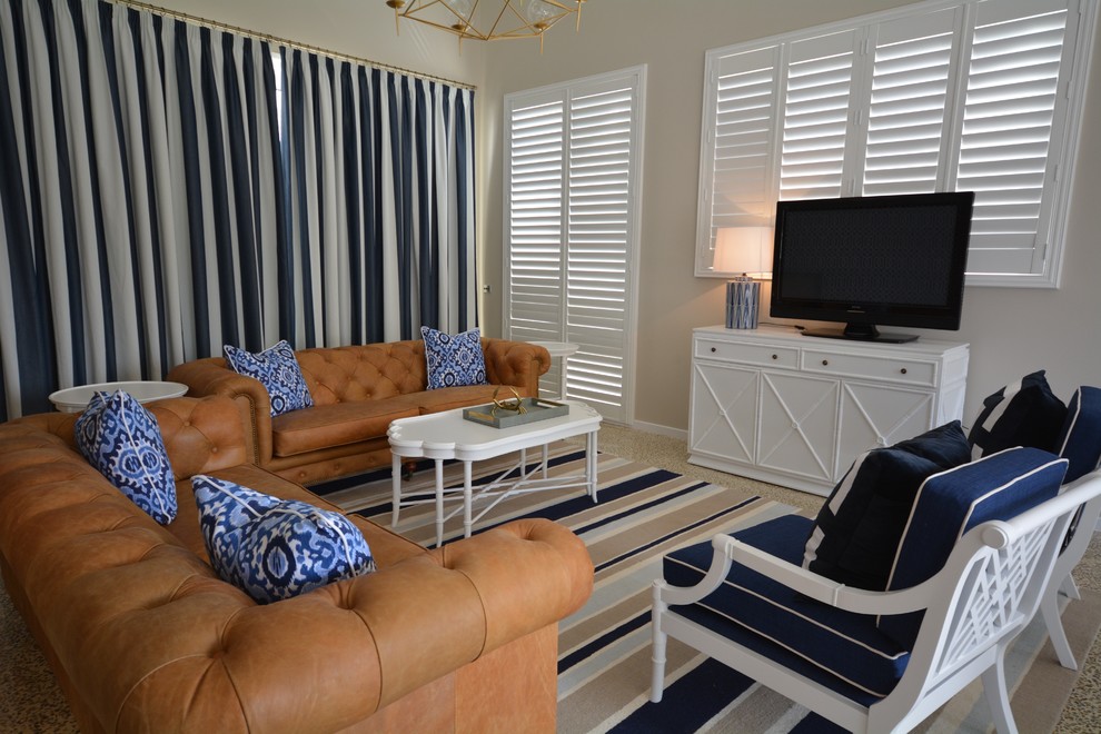 Пример оригинального дизайна: открытая гостиная комната среднего размера:: освещение в морском стиле с отдельно стоящим телевизором, бежевыми стенами, бетонным полом и бежевым полом