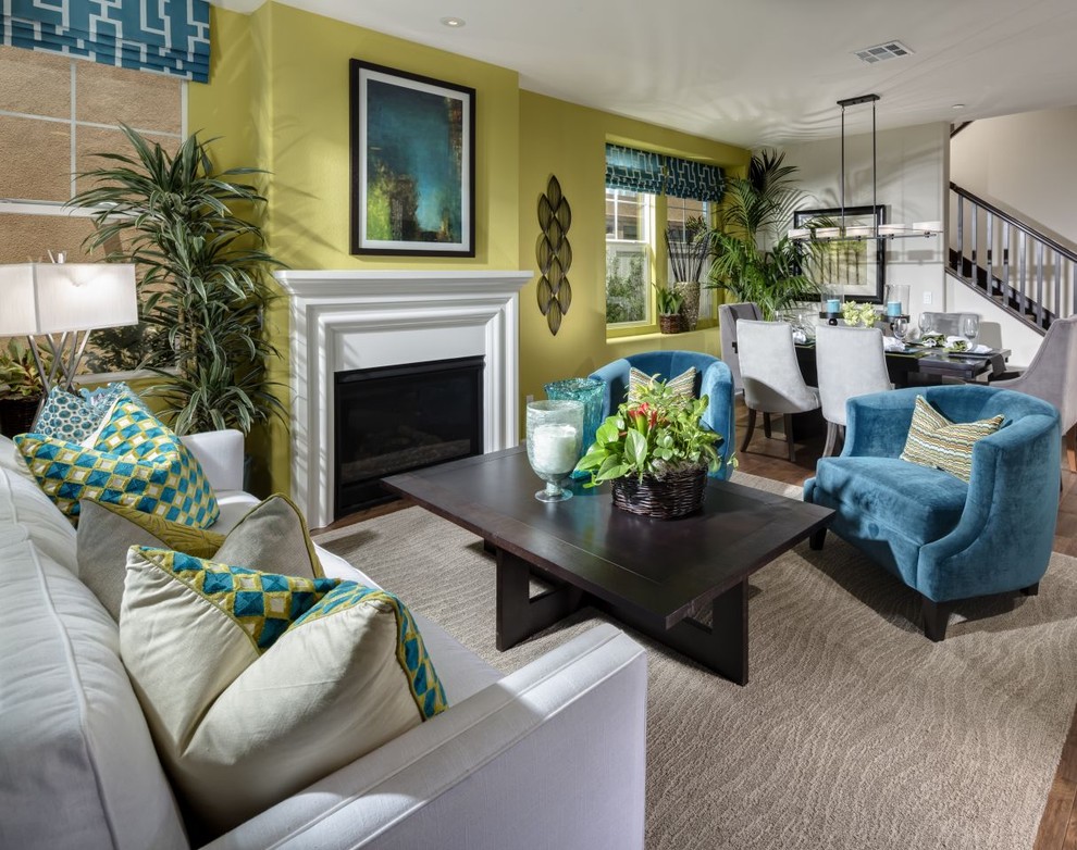 Mittelgroßes, Repräsentatives, Offenes Modernes Wohnzimmer mit grüner Wandfarbe, dunklem Holzboden, Kamin und verputzter Kaminumrandung in San Diego