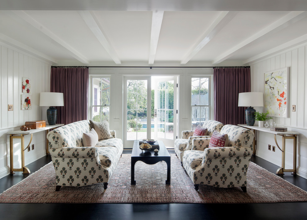 Стильный дизайн: парадная гостиная комната в морском стиле с белыми стенами, темным паркетным полом, коричневым полом и красивыми шторами - последний тренд