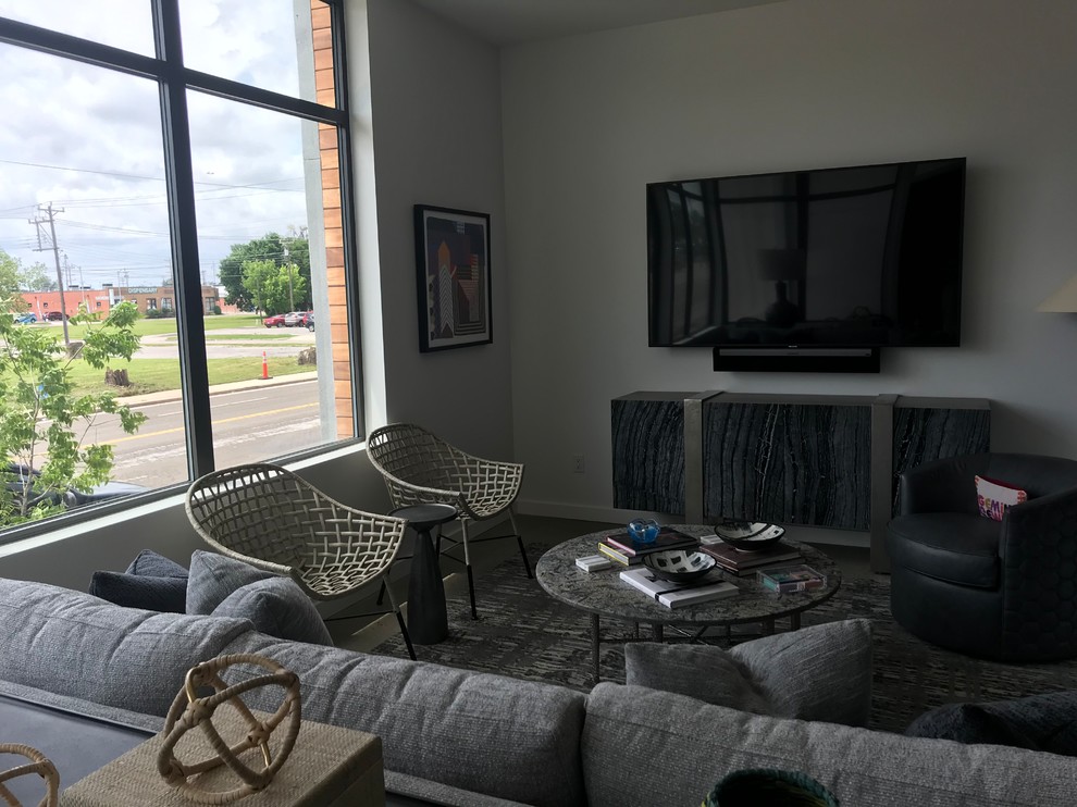 Источник вдохновения для домашнего уюта: открытая гостиная комната среднего размера в стиле модернизм с телевизором на стене