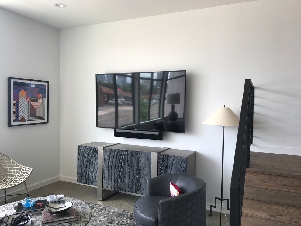 Diseño de salón abierto minimalista de tamaño medio con televisor colgado en la pared