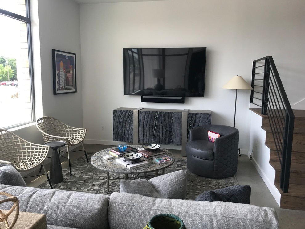 Foto de salón abierto moderno de tamaño medio con televisor colgado en la pared