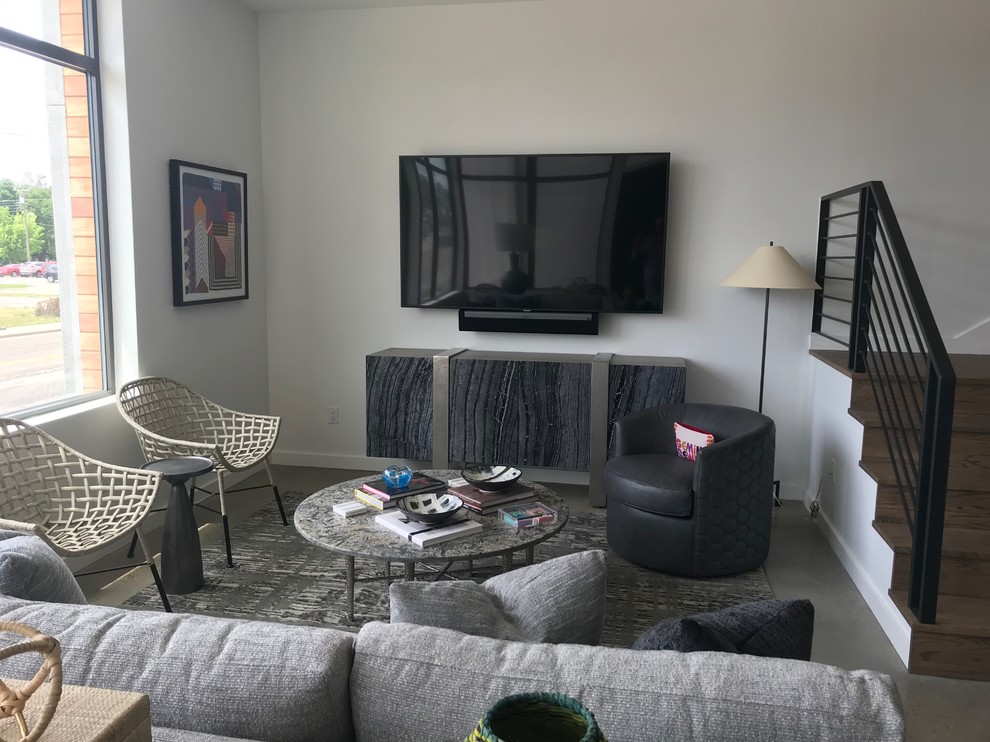 Foto de salón abierto moderno de tamaño medio con televisor colgado en la pared