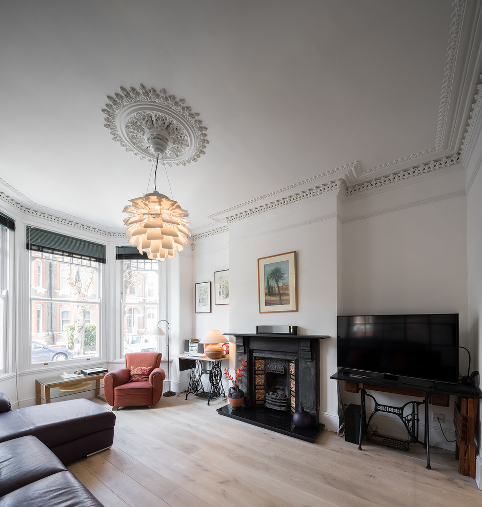 Foto di un soggiorno chic con pareti bianche, parquet chiaro, TV autoportante e pavimento beige