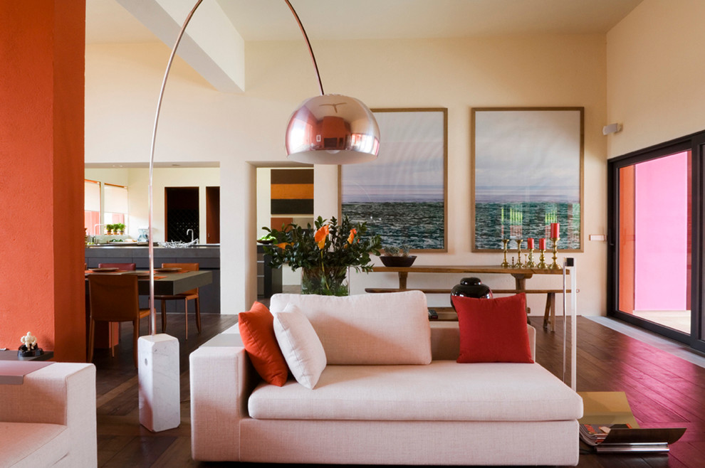 Пример оригинального дизайна: большая парадная, открытая гостиная комната в средиземноморском стиле с разноцветными стенами и паркетным полом среднего тона без камина, телевизора