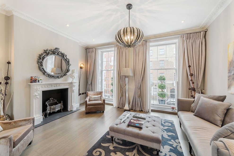 Mittelgroßes, Repräsentatives, Fernseherloses, Abgetrenntes Klassisches Wohnzimmer mit beiger Wandfarbe und hellem Holzboden in London