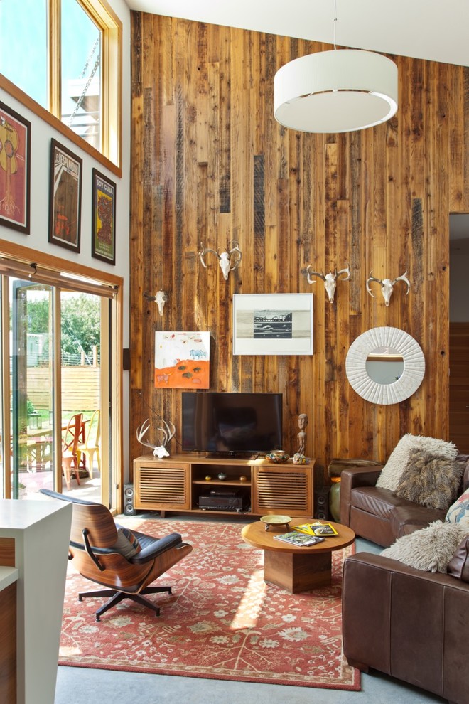 Идея дизайна: парадная гостиная комната в стиле рустика с коричневыми стенами и отдельно стоящим телевизором