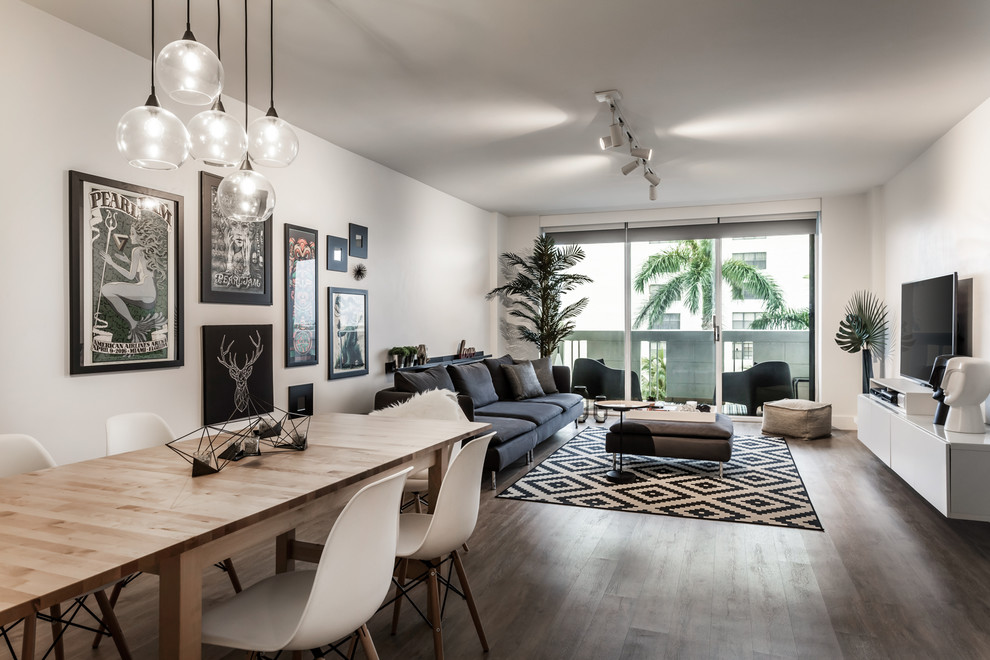 Idee per un soggiorno minimal di medie dimensioni e aperto con pareti grigie, pavimento in laminato, TV autoportante e pavimento beige