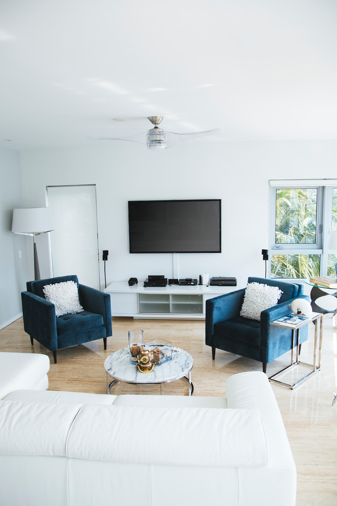Modelo de salón para visitas cerrado minimalista de tamaño medio sin chimenea con paredes blancas, suelo de travertino y televisor colgado en la pared