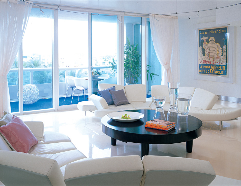 Идея дизайна: гостиная комната в стиле модернизм с белыми стенами и красивыми шторами