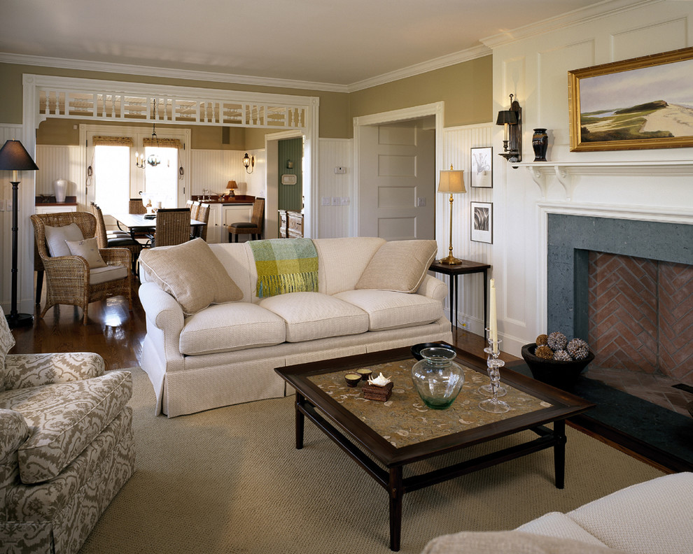 Abgetrenntes, Mittelgroßes Maritimes Wohnzimmer mit beiger Wandfarbe, braunem Holzboden, Kamin und Kaminumrandung aus Stein in Boston