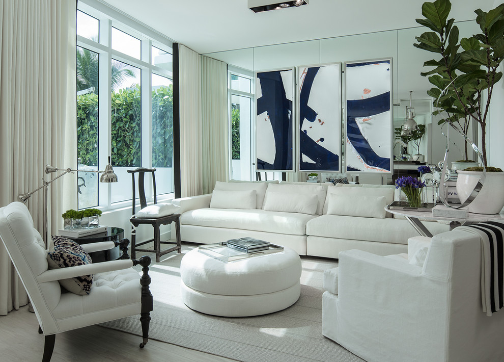 Foto di un grande soggiorno design aperto con sala formale, pareti bianche e parquet chiaro