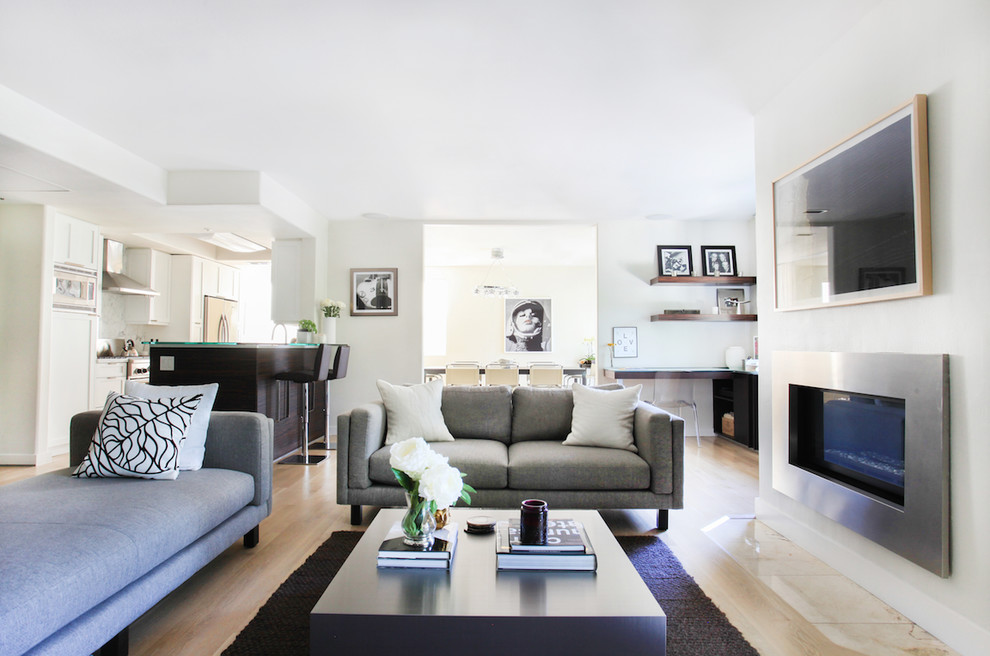 Réalisation d'un petit salon nordique ouvert avec une salle de réception, un mur blanc, parquet clair, une cheminée ribbon et un manteau de cheminée en métal.