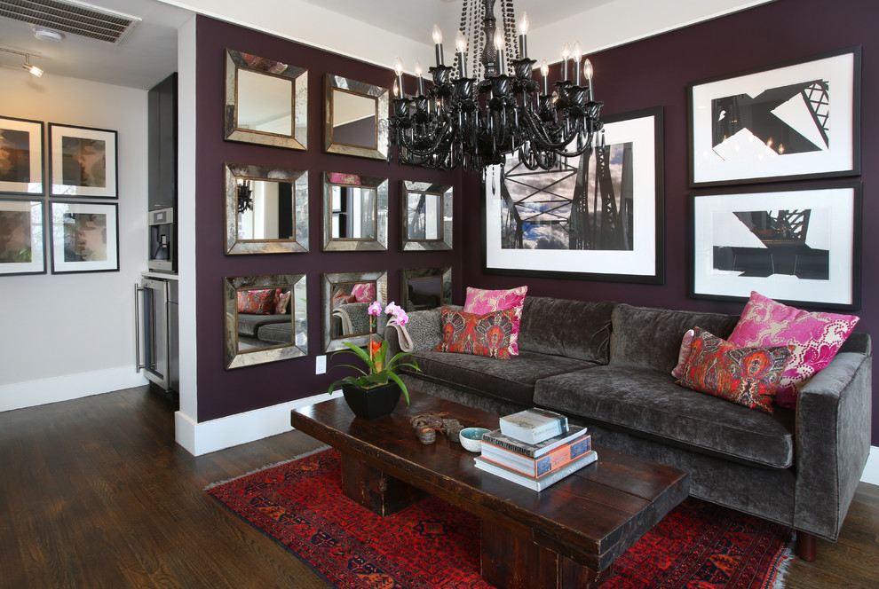 Идея дизайна: гостиная комната в классическом стиле с фиолетовыми стенами и паркетным полом среднего тона