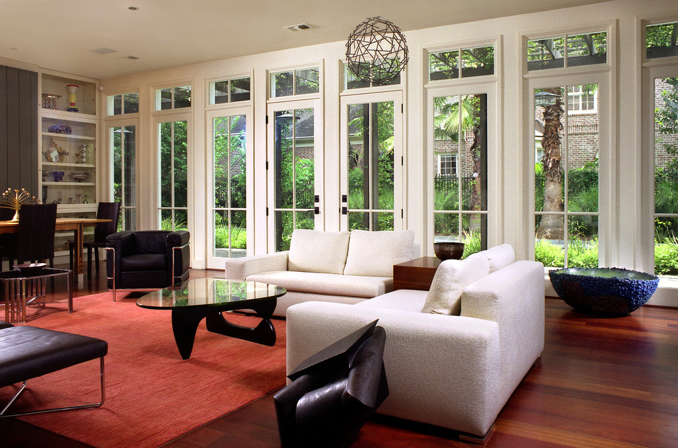 Ispirazione per un soggiorno american style di medie dimensioni e aperto con sala formale, pavimento in legno massello medio, pareti grigie e pavimento marrone