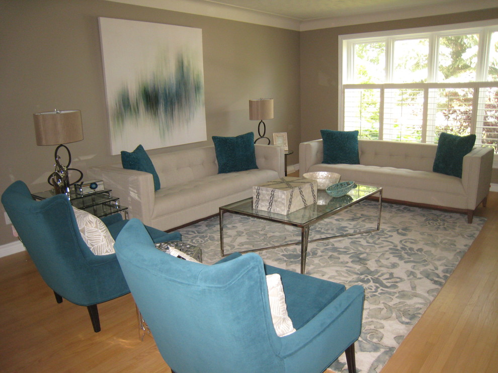 Источник вдохновения для домашнего уюта: большая изолированная гостиная комната в стиле модернизм с серыми стенами и светлым паркетным полом
