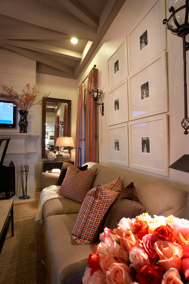 Свежая идея для дизайна: парадная гостиная комната в классическом стиле с бежевыми стенами, светлым паркетным полом, стандартным камином, фасадом камина из плитки и телевизором на стене - отличное фото интерьера